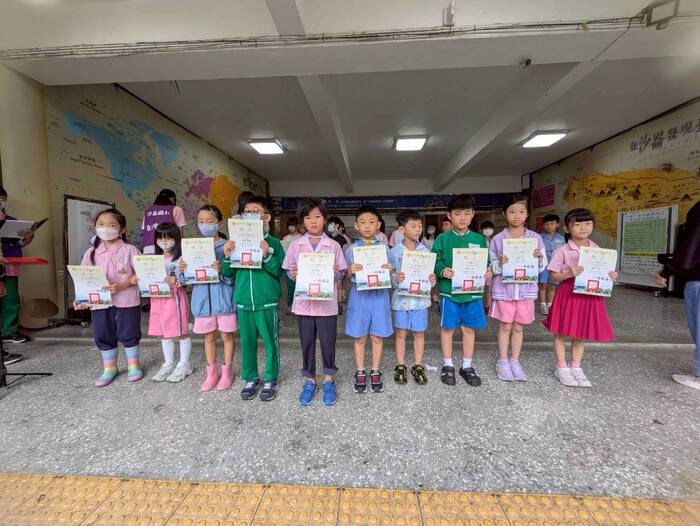 114學年度校內美術比賽(低、中年級組)頒獎圖片