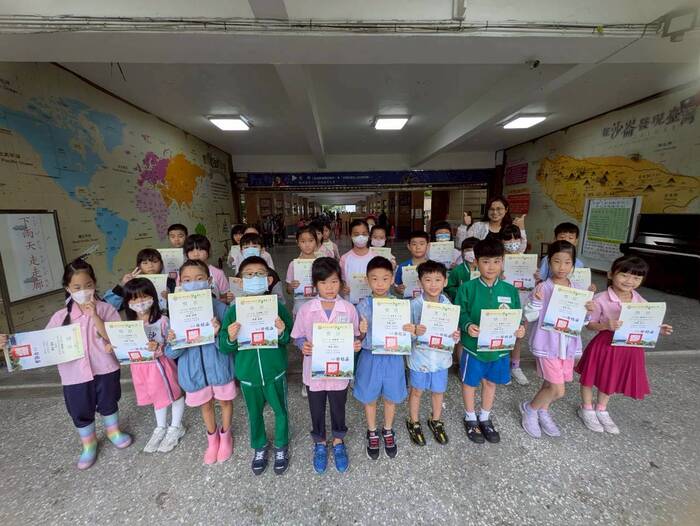 114學年度校內學生美術比賽(低、中年級組)頒獎圖片